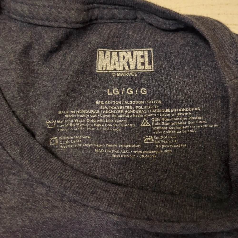 Marvel Captain America  Shield T-Shirt NWOT - Picture 3 of 3